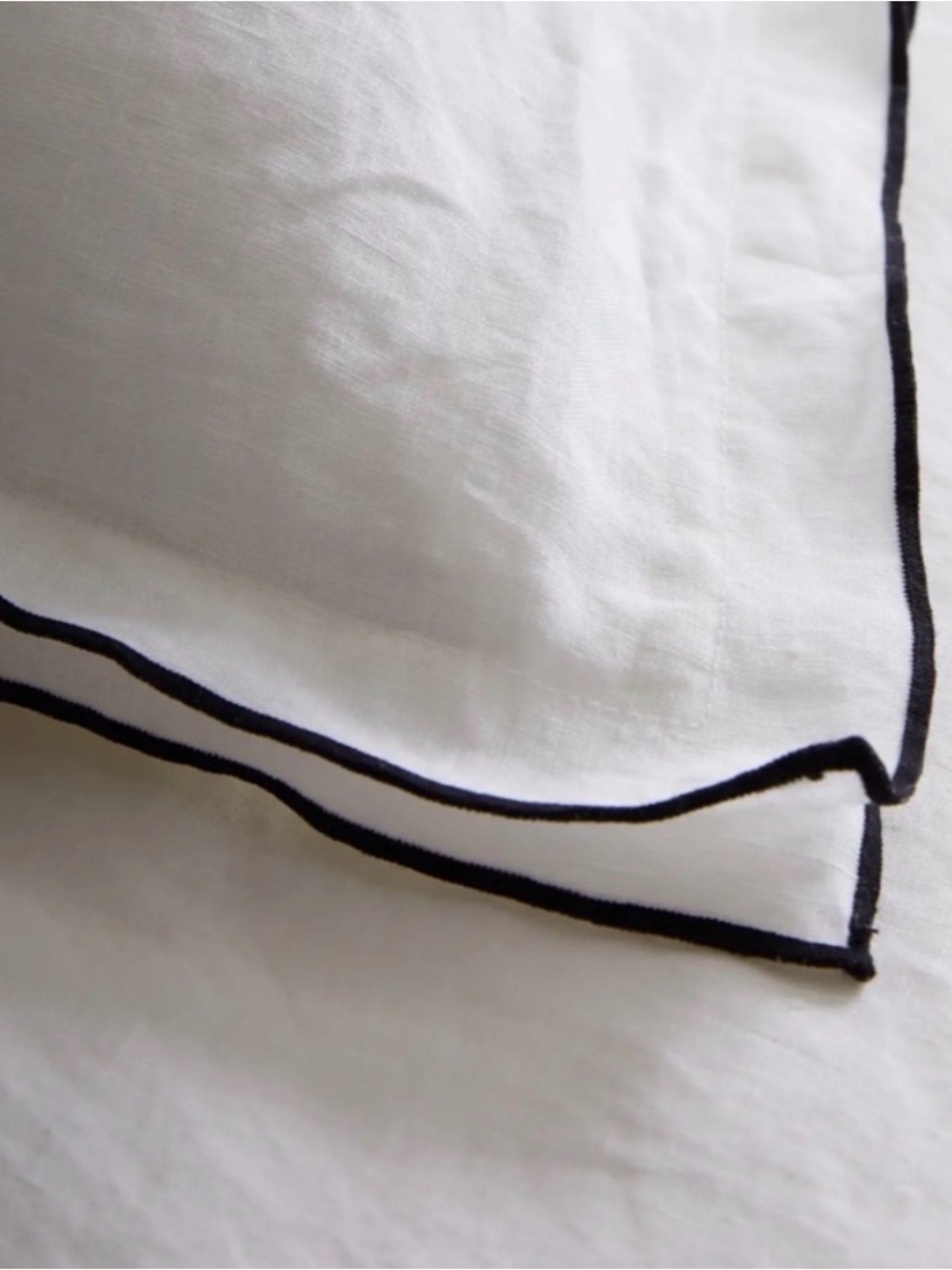 NWOT Quince White Linen Piped Fitted Sheet set with two shams - Queen
